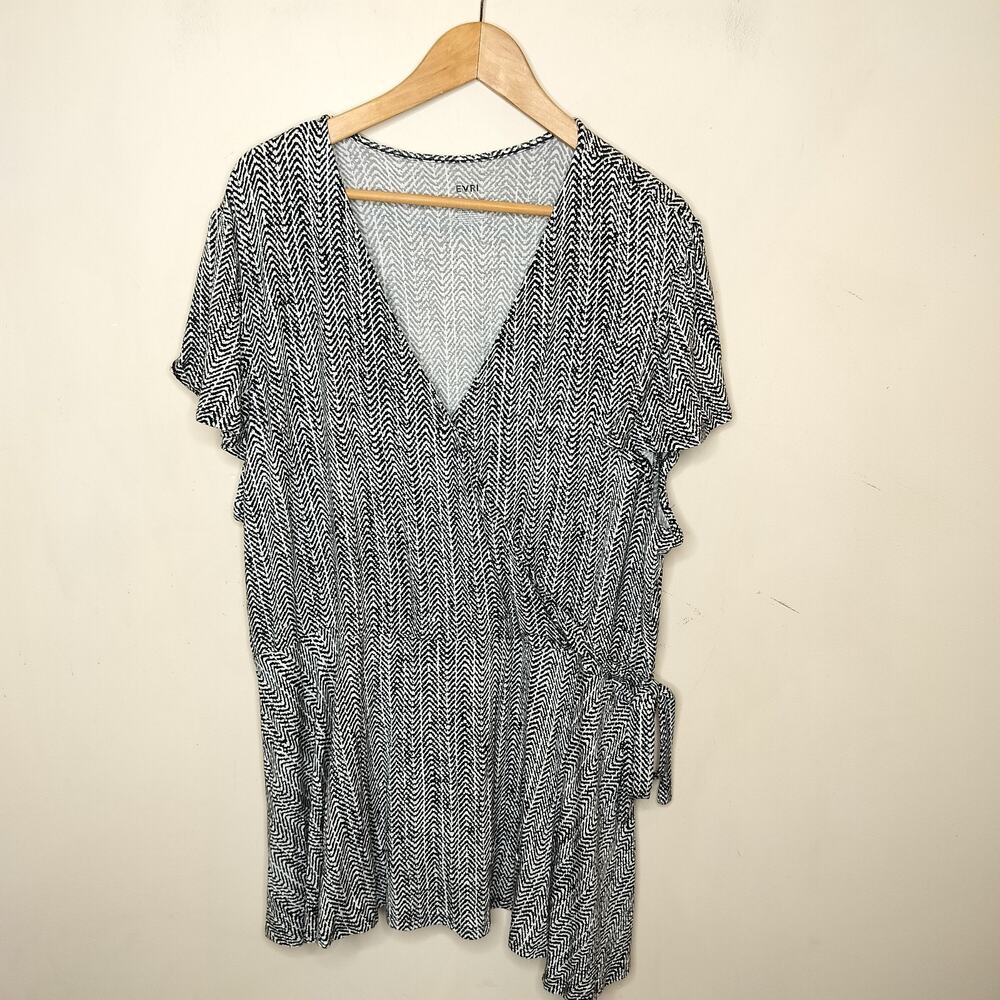 EVRI Faux Wrap Top Black‎ White Chevron Stretch Knit